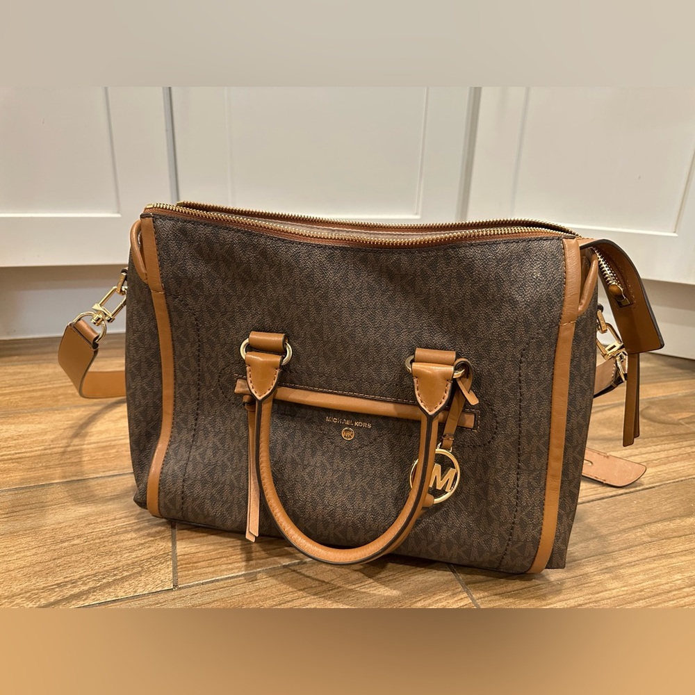 Michael Khors purse with strap